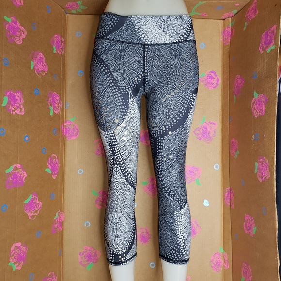 Fabletics Salar Capri Leggings Foiled Flurry with Gold Dots Size Small - Picture 2 of 12